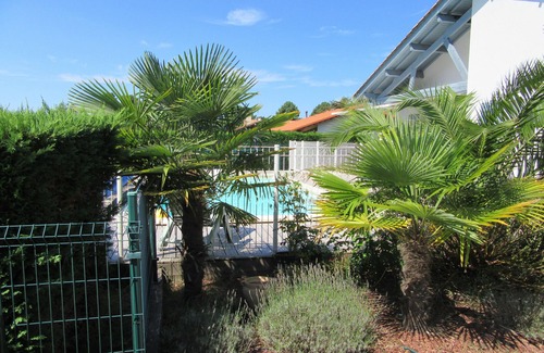 Bias Casa | casa de la familia con 4 dormitorios, piscina privada en un jardín vallado
