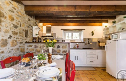 Roncey Cabaña | Casa familiar con jardín, se admiten mascotas, WiFi y aparcamiento en Roncey