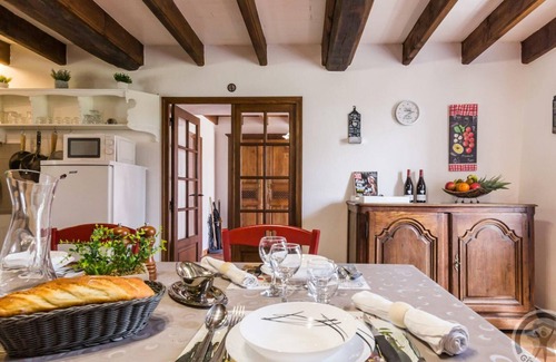 Roncey Cabaña | Casa familiar con jardín, se admiten mascotas, WiFi y aparcamiento en Roncey