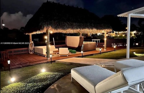 Melaleuca Gardens Casa | Family House with only 10 min from the beach.