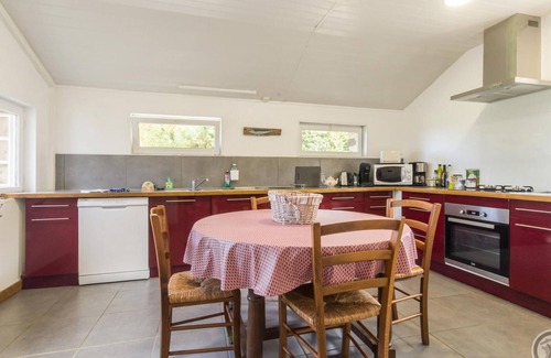 Carneville Cabaña | Casa familiar con jardín privado y equipamiento infantil, cerca del mar