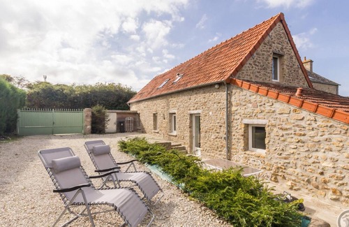 Carneville Cabaña | Casa familiar con jardín privado y equipamiento infantil, cerca del mar