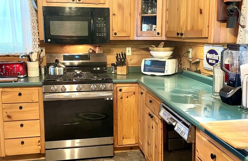 East Wakefield Cabina | Family, Kid Heaven-- lakefront adventure- spacious log cabin, cook's kitchen!