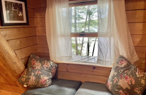 East Wakefield Cabina | Family, Kid Heaven-- lakefront adventure- spacious log cabin, cook's kitchen!