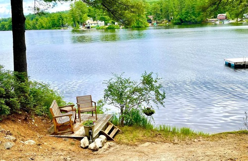 East Wakefield Cabina | Family, Kid Heaven-- lakefront adventure- spacious log cabin, cook's kitchen!