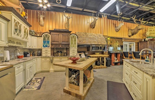 Dover Cabina | Family Leatherwood Resort Cabin w/ Fire Pit!