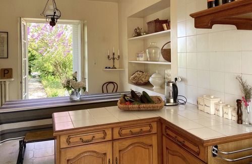 Chateau-Renard Casa | Family manor 1h30 from Paris, wooded garden, fireplace, pool table