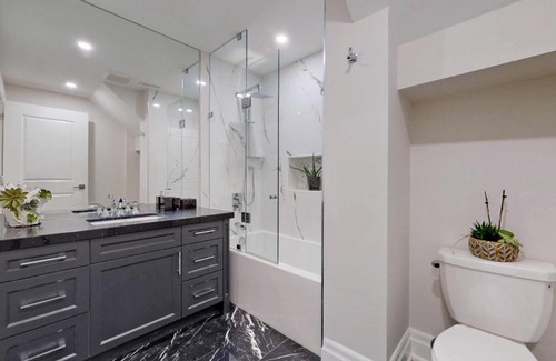 Innisfil Casa | Family Modern walkout Basement wSauna Indoor Fireplace Wifi