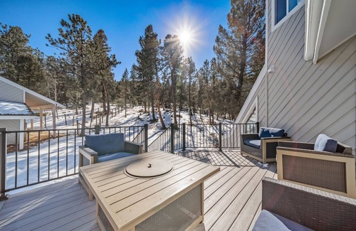 Pine Casa | Family Mountain getaway w/ views! Close Denver, RedRocks, HOTTUB, Hiking,fishing