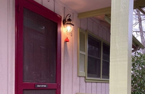 Gerton Cabina | Family Mountain Retreat 13 miles from Asheville (Holly Cottage)