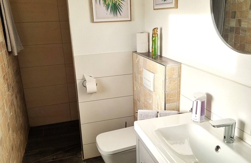 Oettingen in Bayern Apartamento | Alquiler-Moderno-Baño para personas con movilidad reducida-Terraza-großes Glück