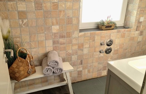 Oettingen in Bayern Apartamento | Alquiler-Moderno-Baño para personas con movilidad reducida-Terraza-großes Glück