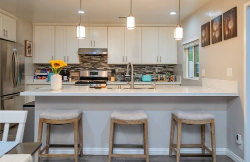 Orange Casa | Family Oasis: Modern & Cozy Pet-Friendly Home. Close to Disney