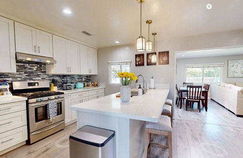 Orange Casa | Family Oasis: Modern & Cozy Pet-Friendly Home. Close to Disney