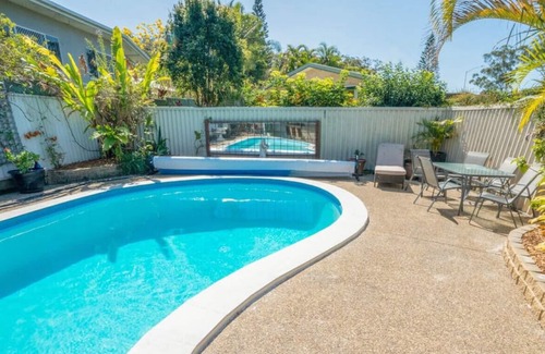 Labrador Casa | Family Oasis: Pool, BBQ, Central Gold Coast Fun!