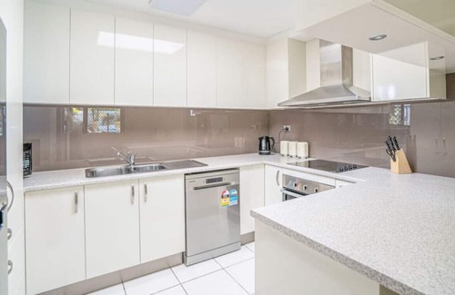 Labrador Casa | Family Oasis: Pool, BBQ, Central Gold Coast Fun!