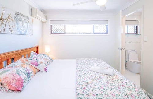 Labrador Casa | Family Oasis: Pool, BBQ, Central Gold Coast Fun!