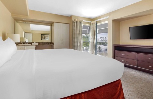 Canyon Corridor Complejo | Family Oasis Retreat: Stylish Unit, Poolside Fun, Aerial Tram and Zoo Adventures