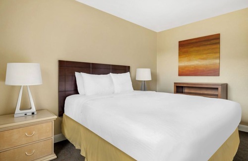 Canyon Corridor Complejo | Family Oasis Retreat: Stylish Unit, Poolside Fun, Aerial Tram and Zoo Adventures