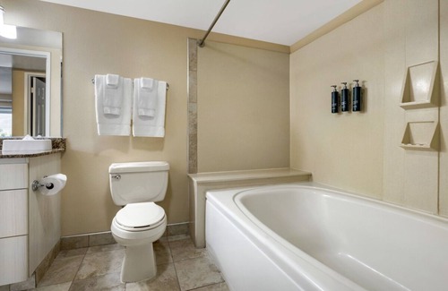 Canyon Corridor Complejo | Family Oasis Retreat: Stylish Unit, Poolside Fun, Aerial Tram and Zoo Adventures