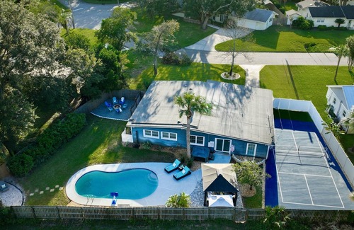 Jacksonville Beach Casa | Family Sports Retreat:Pickleball, Pool & Putt Putt