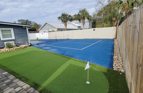 Jacksonville Beach Casa | Family Sports Retreat:Pickleball, Pool & Putt Putt