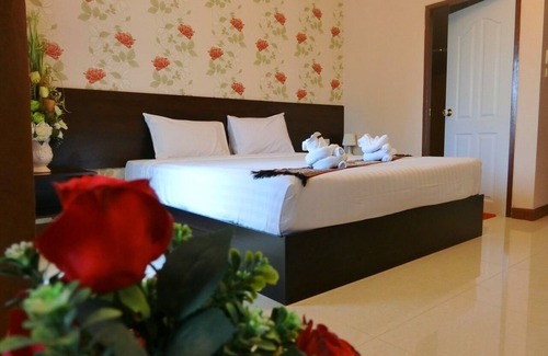Phitsanulok Cama Y Desayuno | Family or Business Stayz with clean, big AC rooms