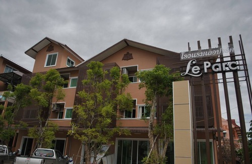 Phitsanulok Cama Y Desayuno | Family or Business Stayz with clean, big AC rooms
