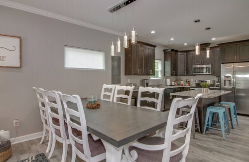 Hampton Casa | Family or Business - Sleeps 30, less than 1/4 mile Buckroe Beach!