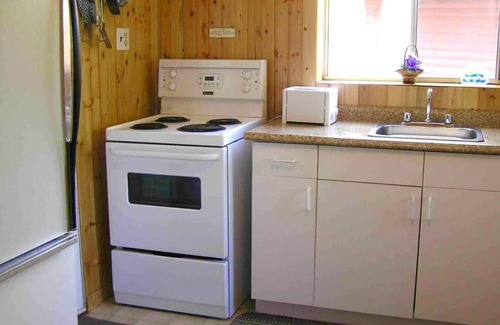 Lakefield Chalet De Esquí | Family Pet Friendly Lakeside Cottage for 8 with Boat Firepit BBQ and Swimming