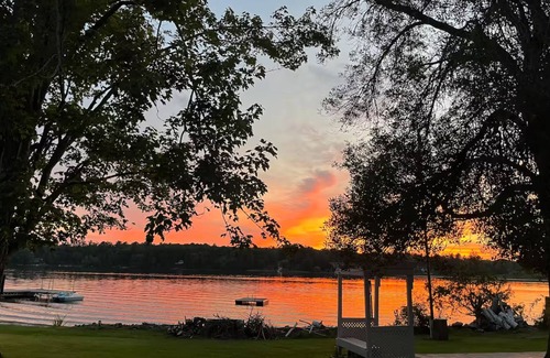 Lakefield Chalet De Esquí | Family Pet Friendly Lakeside Cottage for 8 with Boat Firepit BBQ and Swimming