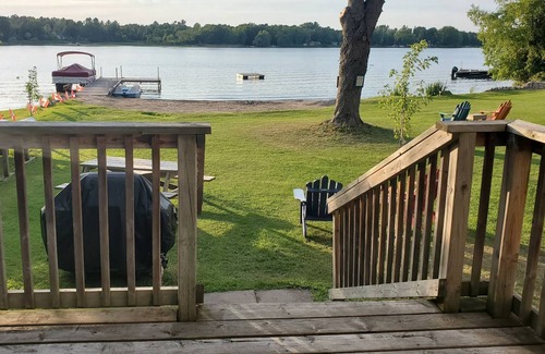 Lakefield Chalet De Esquí | Family Pet Friendly Lakeside Cottage for 8 with Boat Firepit BBQ and Swimming