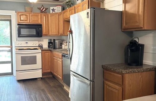 Conneaut Lakeshore Cabaña | Family & Pet-friendly. Rustic yet modern-ish. 3bd, 1ba. Lake! Amenities!