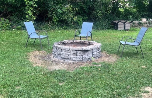 Conneaut Lakeshore Cabaña | Family & Pet-friendly. Rustic yet modern-ish. 3bd, 1ba. Lake! Amenities!