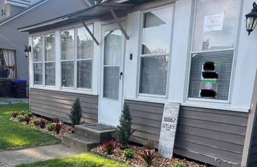 Conneaut Lakeshore Cabaña | Family & Pet-friendly. Rustic yet modern-ish. 3bd, 1ba. Lake! Amenities!