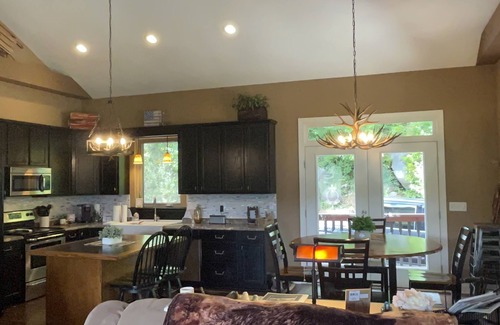 Maggie Valley Cabina | Family & Pet Friendly, Amazing Mtn Views & Sunrises- 4WD/AWD REQUIRED