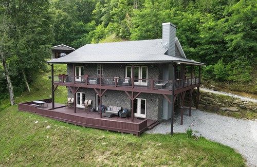Maggie Valley Cabina | Family & Pet Friendly, Amazing Mtn Views & Sunrises- 4WD/AWD REQUIRED