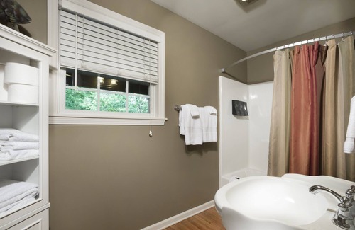 Asheville Cabaña | Acogedora cabaña 2BR cerca del centro de la ciudad! Bañera de hidromasaje y mascotas