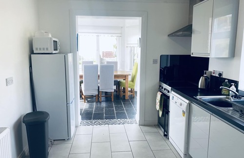 Cahirciveen Cabaña | Familia y Pet Friendly House situado en una ladera de Trabajo Granja ovina