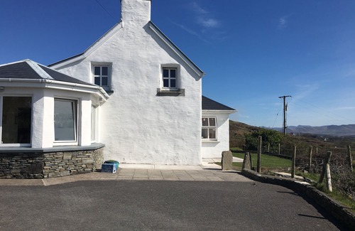 Cahirciveen Cabaña | Familia y Pet Friendly House situado en una ladera de Trabajo Granja ovina