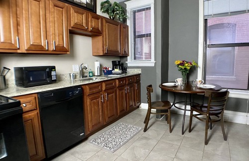 DeBaliviere Place Condominio | Family + Pet Friendly, King & Queen beds, steps to Metrolink+ Free Gated Parking