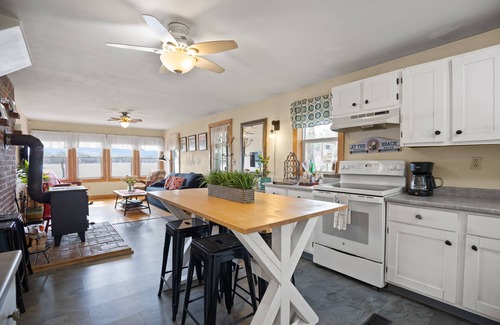 Shapleigh Casa | Disfruta el otoño en Maine en esta cabaña frente al mar