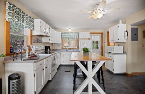 Shapleigh Casa | Disfruta el otoño en Maine en esta cabaña frente al mar