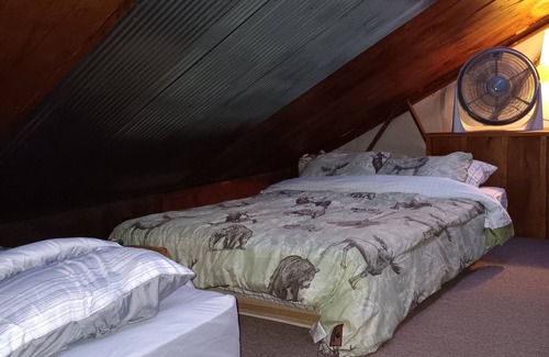 Yorktown Cabina | Family/pet-friendly, secluded lodge w/ fishing!