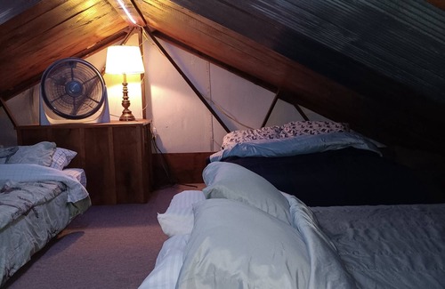 Yorktown Cabina | Family/pet-friendly, secluded lodge w/ fishing!