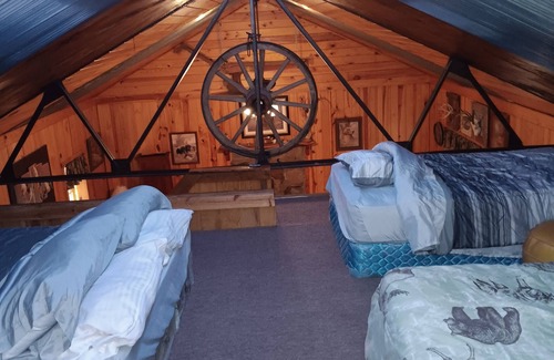 Yorktown Cabina | Family/pet-friendly, secluded lodge w/ fishing!