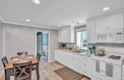 Hampton Apartamento | Family, Pet & Kid-Friendly Apartment - Backyard - Grill