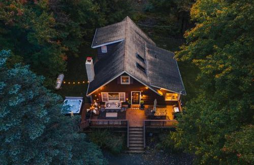 Pocono Lake Chalet De Esquí | Family Pocono Gem by the lake with private sauna, hot tub, and huge game room