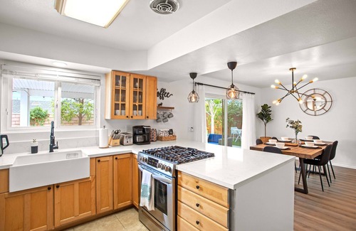 Estates at Canyon Crest Casa | FAMILY POOL HOME/ 3-BDR/KING BED/Sleeps 10/Game Room/Arcade/near UCR