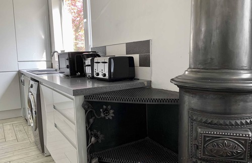 Willenhall Casa | Spacious 6BR Family Home - Near Town & Parking